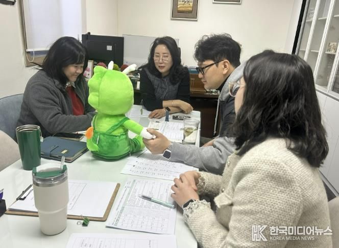 충남 계룡시 노인복지관 직원들이 AI 돌봄인형을 활용한 비대면 말동무 서비스 지원사업 회의를 진행하고 있다