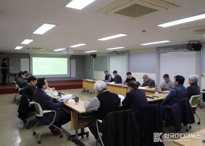 시민사회단체로 구성한 ‘수원 독립운동의 길 추진위원회’가 지난 16일 수원시자원봉사센터 대강당에서 대표적인 독립운동가와 길(코스) 조성과 관련한 회의를 열고 있다.