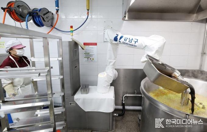 짜장소스를 투입하는 로봇