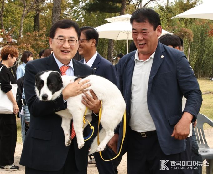 주낙영 경주시장이 반려동물 행사 현장에서 반려견을 안고 시민들과 소통하고 있다. 오른쪽은 박광호 경주시의회 문화도시위원장.
