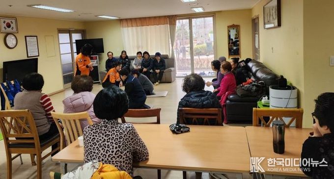 나주시 빛가람동지역사회보장협의체는 지난 26일부터 오는 2월까지 LH1단지 경로당 등 빛가람동 4개 경로당 어르신을 대상으로 심폐소생술(CPR) 교육을 진행하고 있다.