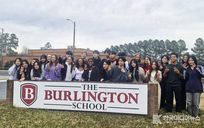 과천시 청소년 미국 어학연수 프로그램 참여 학생들이 벌링턴 스쿨 학생들과 기념사진을 촬영했다