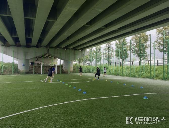 국도39호선 고가 하부에 조성된 대장동 스포츠콤플렉스