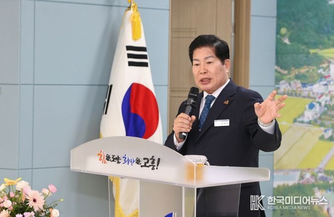 고흥군, 민선 8기 3년 6개월의 여정, 군민과의 약속 이렇게 지켰다 (1) - 공영민 군수가 2026 군민과의 지역발전 토론회를 주재하고 있다.
