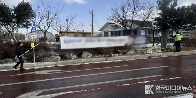 불법 현수막 철거 모습(1100주년기념관 인근 도로변)