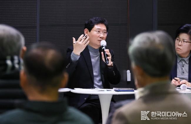 이상일 용인특례시장이 29일 용인미디어센터에서 기흥구 상하동과 구갈동 주민소통간담회를 열고 용인의 반도체 클러스터의 미래에 대한 의견을 제시했다.