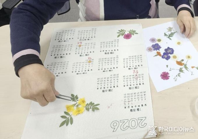 프로그램 참여 어르신이 원예 활동을 하고 있다.