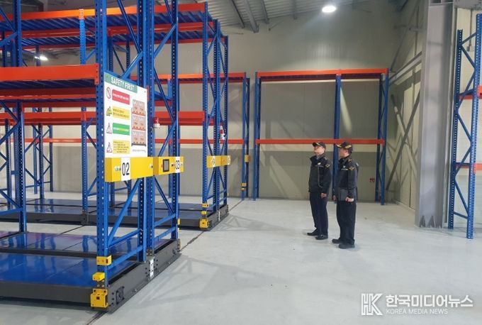 방제지원센터를 점검 중인 완도해경서장의 모습