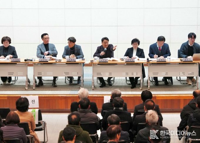 강기정 광주광역시장이 30일 광주교통공사 대회의실에서 열린 ‘광주전남 행정통합 건설·안전·교통·노동 분야 시민공청회’에 참석해 행정통합 추진사항을 설명한 후 참석자들의 의견을 수렴하고 있다. /광주광역시 제공