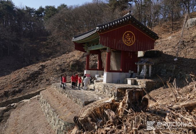 김인호 산림청장(오른쪽에서 네번째)이 30일 경상북도 영주시 흑석사 등 문화재 시설 및 생활권 주변지역을 대상으로 산불예방을 위한 이격공간 조성 사업지를 점검하고 있다.