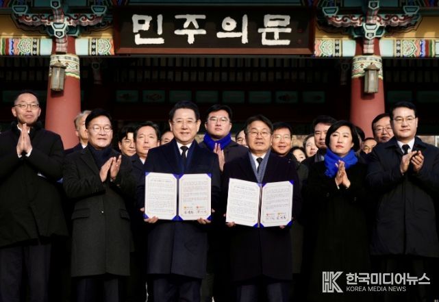 강기정 광주광역시장이 김영록 전라남도지사와 함께 지난 2일 국립5·18민주묘지에서 '통합 지방정부 추진 공동선언문'을 발표한 후 기념촬영을 하고 있다. /광주광역시 제공