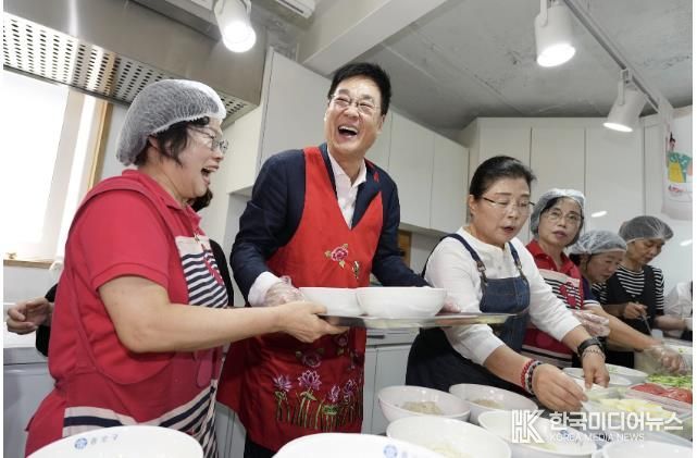 지난해 주민소통공모사업 ‘반찬이랑 건강이랑’ 행사에 참석한 정문헌 구청장