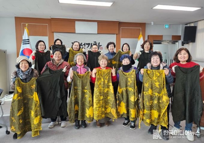 농업기술센터에서 진행하는 과제교육 중 앞치마만들기를 진행하고 기념사진을 찍고 있다.