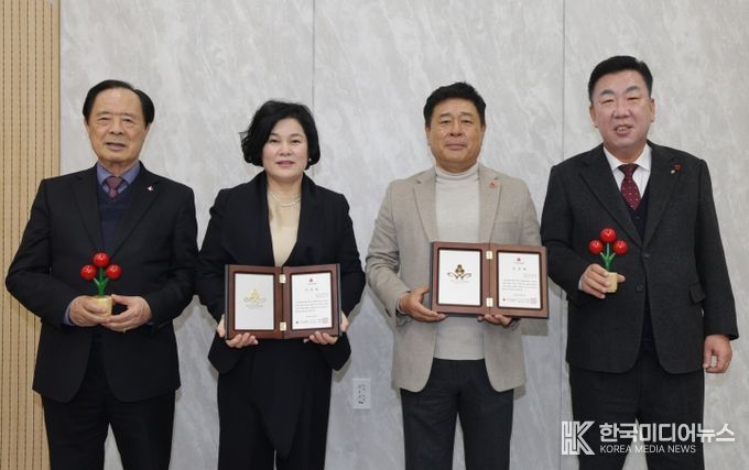 진심 담은 나눔 잇고파” 청주시에 기탁·아너 가입 잇따라(오른쪽부터 이범석 청주시장, 정진옥 M15X 대표, 강민주 강민주의 들밥 대표, 이민성 충북사회복지공동모금회 회장)