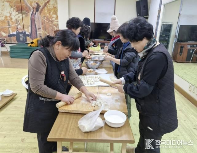 떡만둣국을 나눠먹는 어르신들