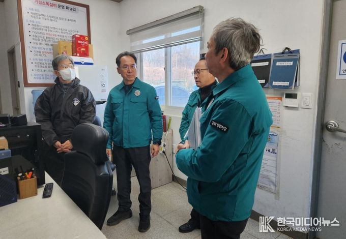 엄태현 영주시장 권한대행이 지난 8일 영주IC 인근 설치된 거점소독시설에 방문해 운영 실태를 점검하고 있다.