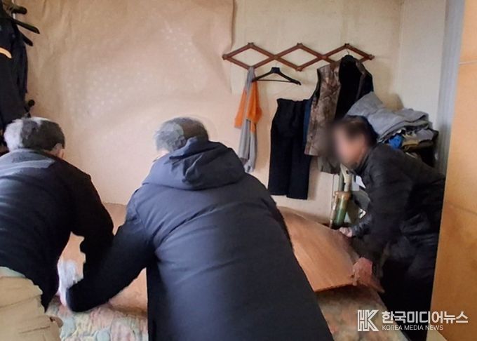 (좌측부터) 화도읍 직원, 화도교회 관계자, 지원 대상자가 지원받은 전기장판을 설치하고 있다.