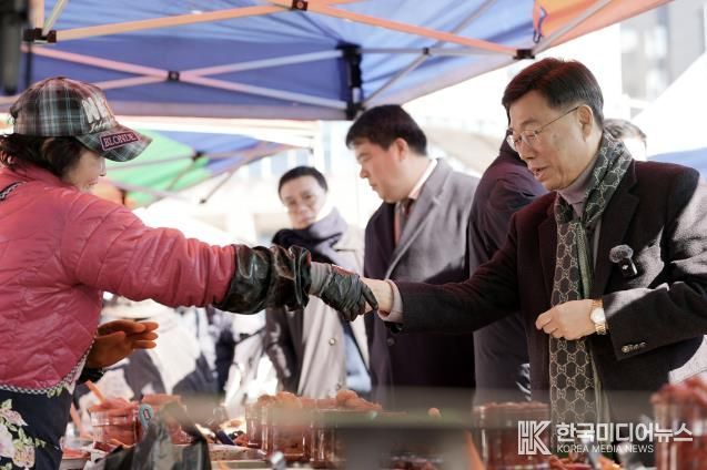 신상진 성남시장이 9일 설을 앞두고 모란민속5일장을 방문해 상인들과 만나고 있다.