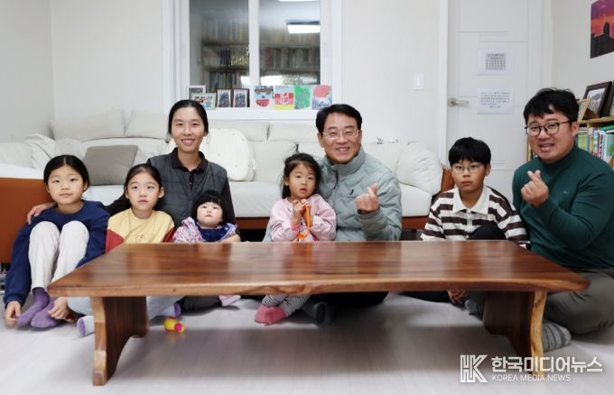 강진군 관계자가 옴천면에 거주중인 귀촌 가족의 가정을 방문했다.