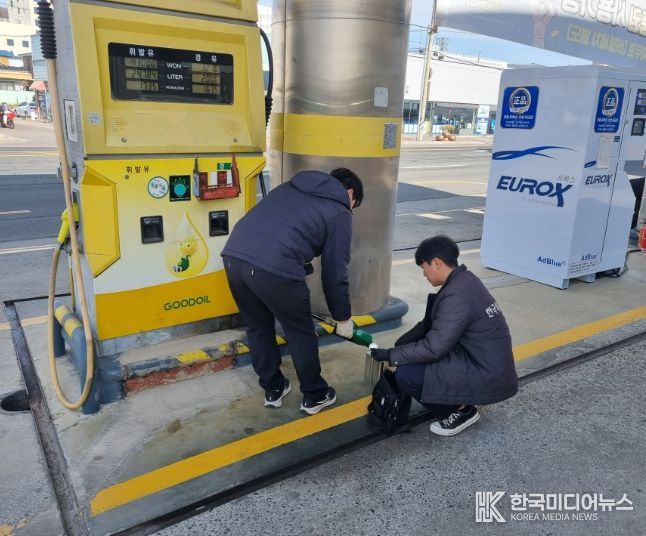 품질검사를 위해 관내 주유소 석유제품을 채취하는 모습.