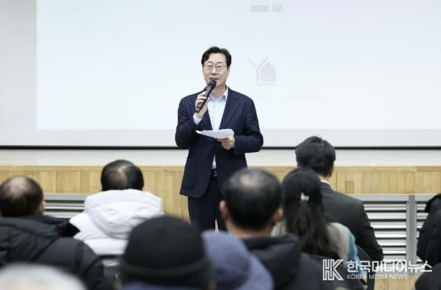 정명근 화성특례시장이 ‘동부 반다비체육센터 건립’ 주민설명회에서 인사말을 하고 있다.