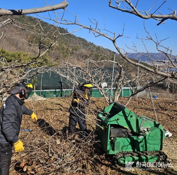 2026년 2월 10일_달성군 영농부산물 파쇄 사진(달성군 영농부산물 파쇄지원단이 지역 과수 농가를 찾아 과수 잔가지 등을 파쇄·정리하고 있다)