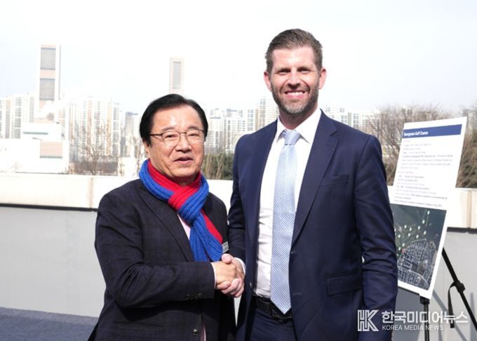 이현재 하남시장(왼쪽)과 도널드 트럼프 미국 대통령의 차남인 에릭 트럼프(Eric Trump) 트럼프 그룹 총괄 부사장(오른쪽)과 만나 기념촬영하고 있다.