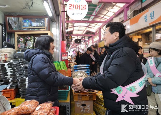 이상일 용인특례시장이 10일 용인중앙시장에서 장을 보며 상인과 인사를 나누고 있다.