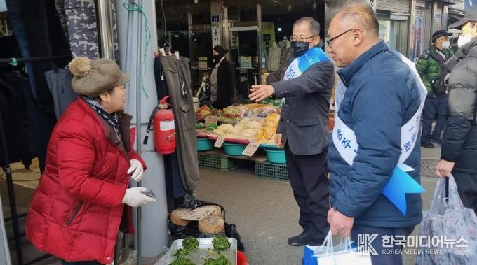충주시, 설 명절 앞두고 전통시장서 주소제도 홍보 캠페인 실시