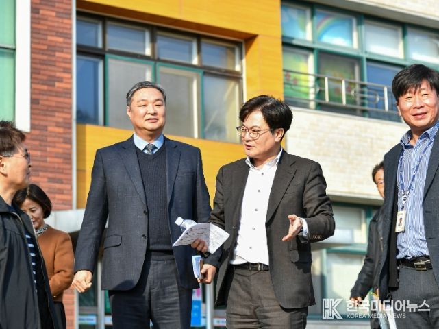김병수 시장이 교육 현장을 찾아 살피고 있다