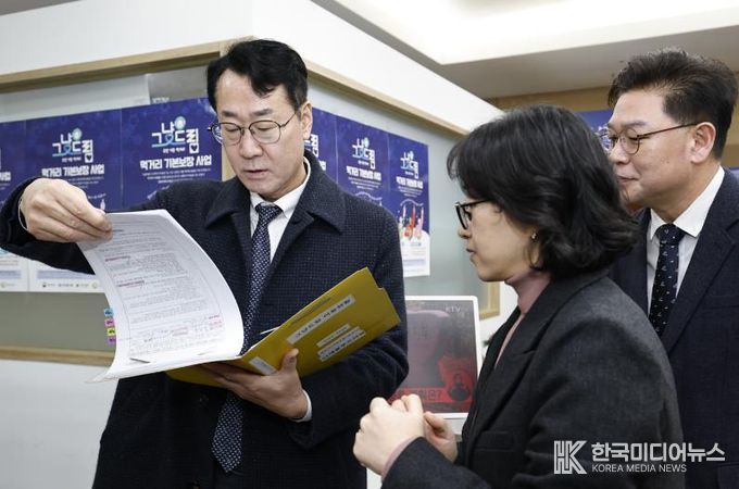 정명근 화성특례시장이 그냥드림 방문자 서류를 점검하고 있다.