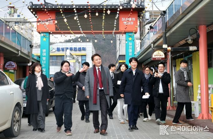 김영환지사가 칠성마을 골목박물관거리를 점검하고 있다.