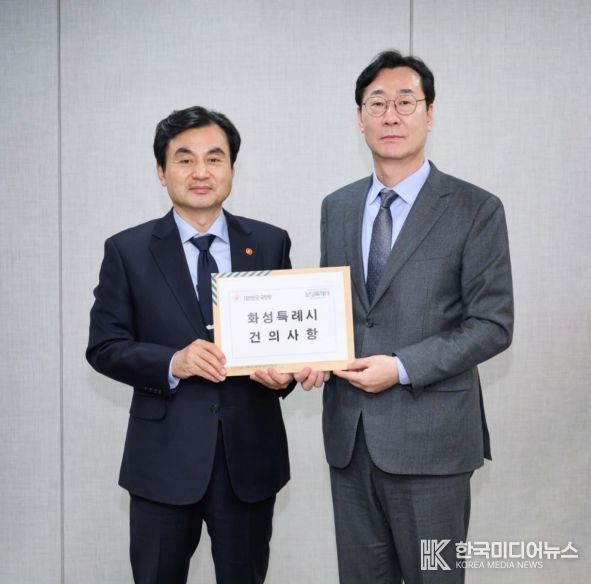 정명근 화성특례시장과 안규백 국방부장관이 건의문을 들고 사진촬영하고 있다