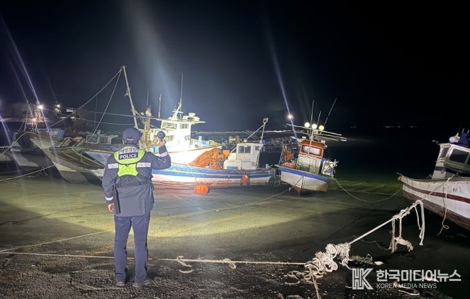 항포구 순찰중인 해양경찰관