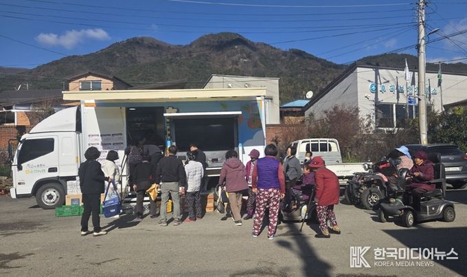 ‘찾아가는 이동장터’가 송광면과 외서면 내 상점이 없는 마을을 순회하며 주민들에게 생필품과 신선식품을 판매하고 있다