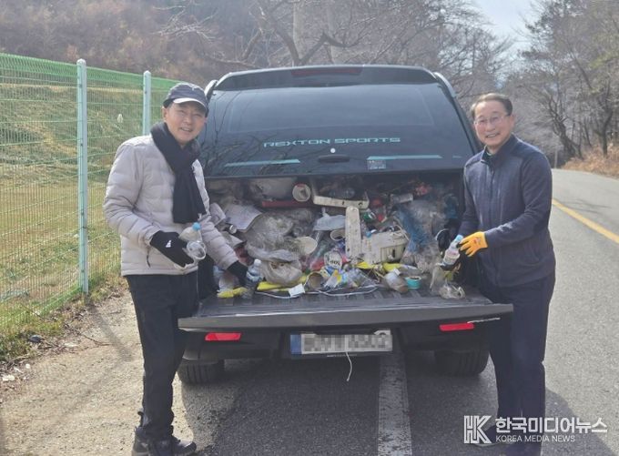 임윤모 겸백면장이 명절 기간 고향을 찾는 귀성객과 주민들을 위해 주요 도로변과 생활권 주변을 돌며 쓰레기를 수거했다