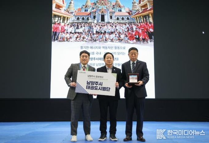 위촉패를 전달하는 주광덕 시장