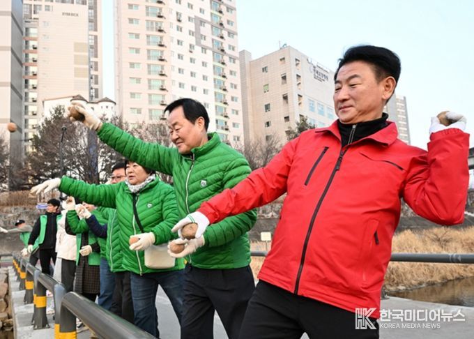 2월 21일 의정부시 새마을회(회장 조상권)가 경전철 동오역 인근에서 수질 개선을 위한 EM 흙공 던지기 활동을 실시하고 있다.