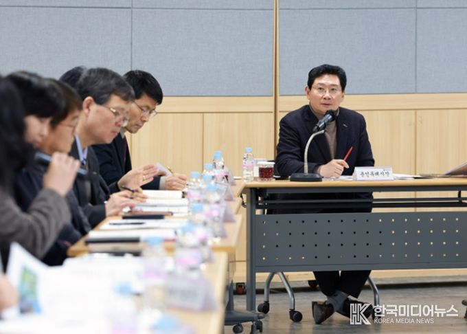 23일 기흥구청에서 열린 간부 공무원 회의에 참석한 이상일 시장이 발언하고 있다