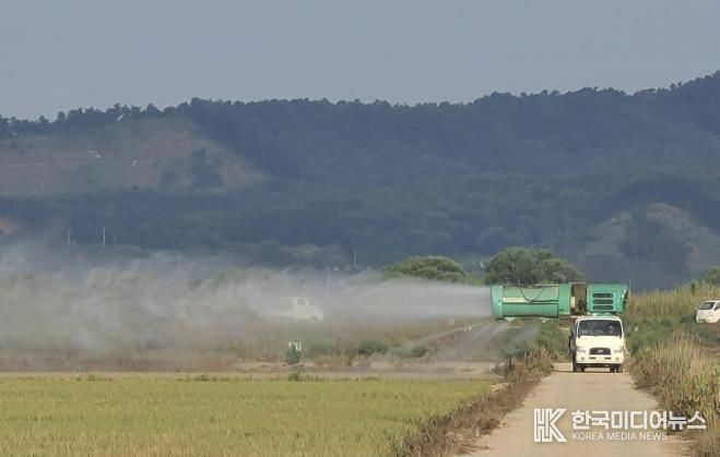 벼에 방제 약제가 살포되는 모습