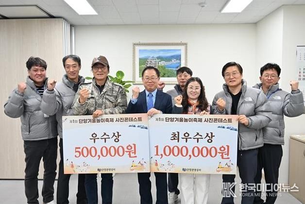 시상식_최우수상 임미자 씨(오른쪽에서 세번째)와 우수상 송영규 씨(왼쪽에서 세번째)