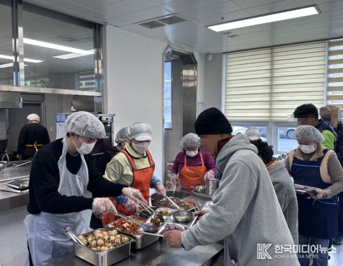 진도군 주민복지과 등 배식 자원봉사 통해 따뜻한 이웃사랑 실천