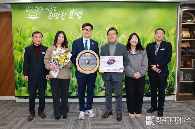 보성군, ‘서편제보성소리축제’ 대한민국축제콘텐츠대상 5년 연속 대상 선정(왼쪽에서 세 번째_김철우 보성군수,네번째_채희설 서편제보성소리축제추진위원장)