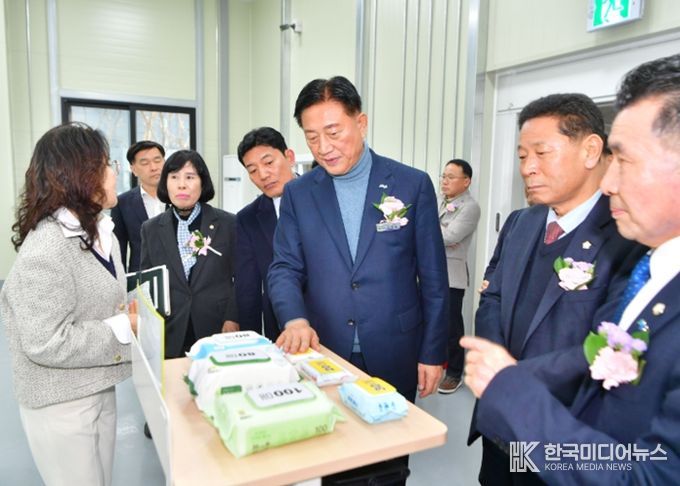 김한종 군수가 장애인보호작업장에서 생산하게 될 물티슈 제품을 살펴보고 있다. 장성군 제공