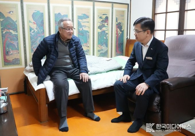 신필승 서산시 부시장이 지난 25일 독립유공자 유족을 만나 감사의 뜻을 전달했다.