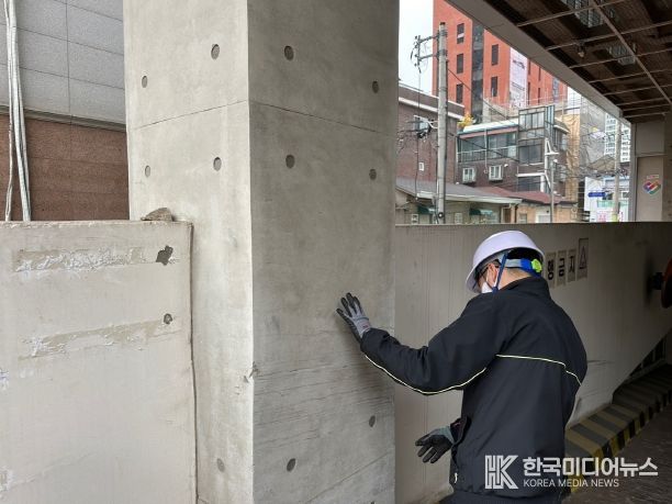 해빙기 대비 취약 시설물에 대한 안전 점검을 실시하는 모습