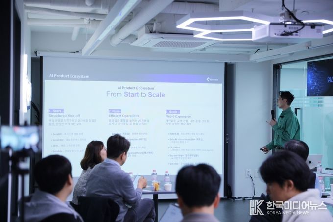 SotaTek Korea 전문가, 세미나에서 기업을 위한 AI 전략과 실전 적용 방안을 소개하고 있다.