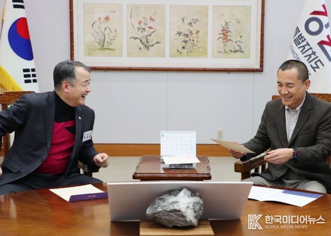 박종훈 춘천문화재단 이사장, 강원인재육성 장학금 기탁