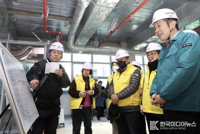 전성수 서초구청장(맨 오른쪽)이 3일 서초3동 열린문화센터 신축 현장에서 주민들과 함께 현장소장의 공사 추진현황과 안전조치 내역 브리핑을 청취하고 있다.