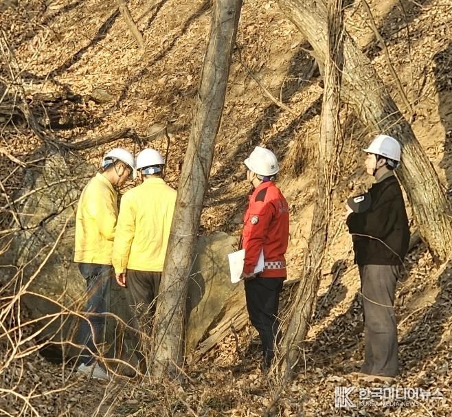 윤성진 제1부시장이 정남면 산사태 취약지역에서 관계 공무원들과 함께 사면 상태를 점검하고 있다.